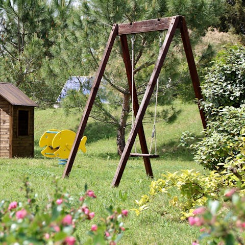 Keep the kids entertained at the swing play area 