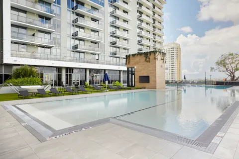 Float in the swimming pool to cool down when the Floridian temperature rises