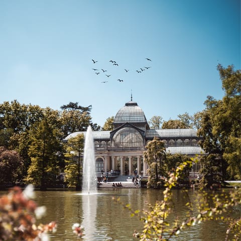 Find the green spots dotted around the city, including El Retiro park