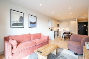 Colindale Chic image 14