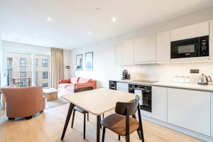 Colindale Chic image 10