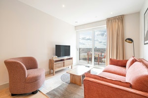 Colindale Chic image 4