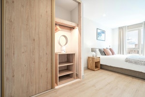 Colindale Chic image 3