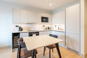 Colindale Chic image 2