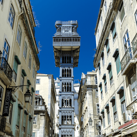 Reach the iconic Santa Justa Lift by taxi in only thirteen minutes