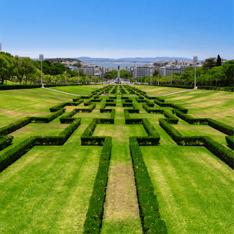 Stroll to Parque Eduardo VII in twenty minutes for a picnic in the sun