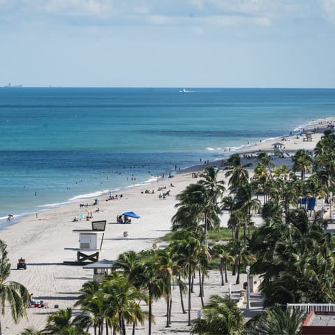 Stay just five minutes away from Hollywood Beach,  Florida 