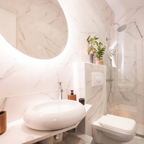 Get ready for an evening out in Salamanca in the marble style bathroom