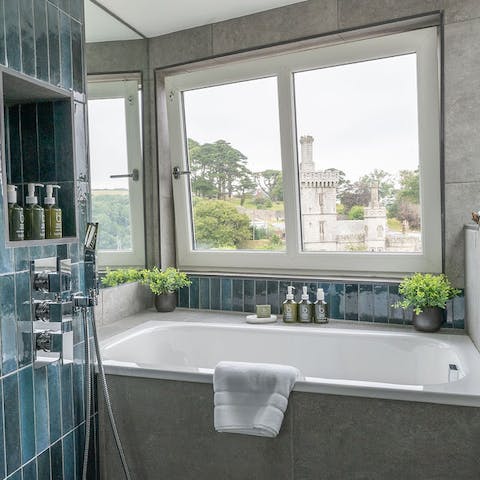 Sink into a relaxing bath – you can still enjoy the Fowey views