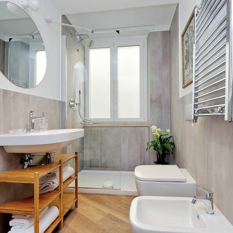 Start your mornings with a relaxing soak under the bathrooms' rainfall showers