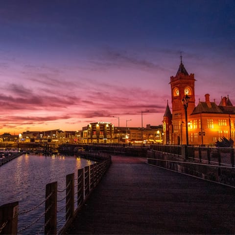 Explore Cardiff and its bars, restaurants, and museums with ease – you're just a seven-minute walk to the castle