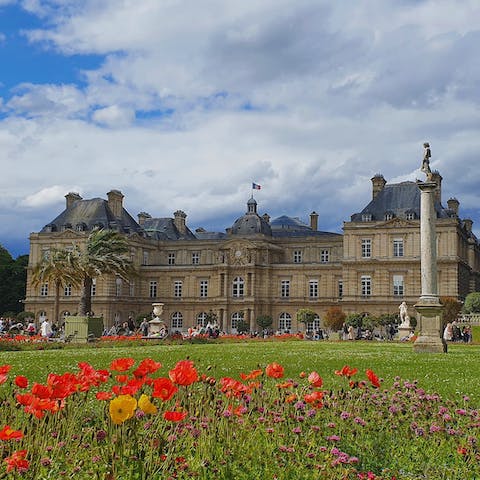 Spend the afternoon with your holiday read in Le Jardin du Luxembourg