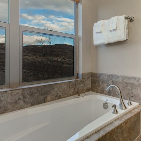 Soak away any stress to a back drop of mountain views from the bathtub