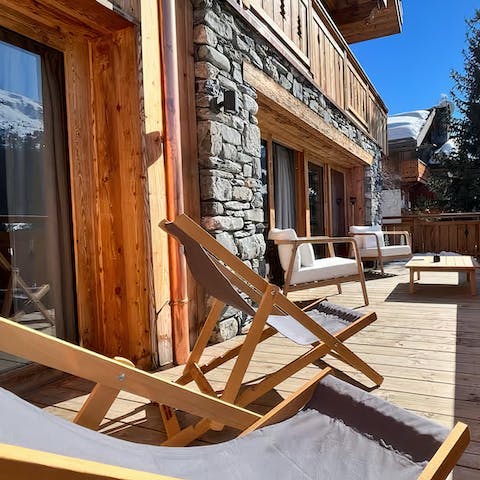 Recline on the comfortable beach chairs and enjoy a nice glass of wine after a day on the slopes