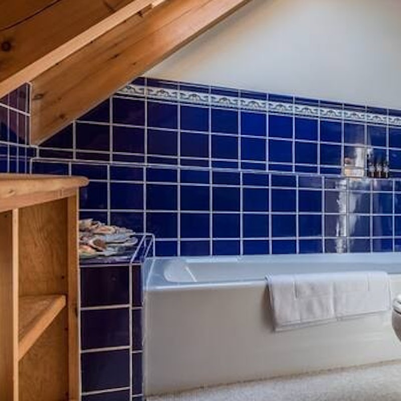 Unwind in the bathtub, after a day of hiking in the surrounding woodland