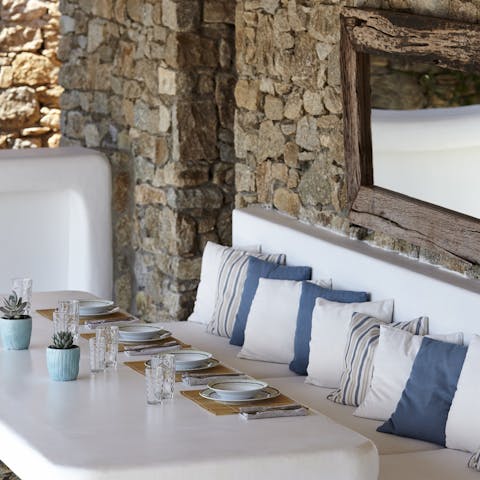 Let a private chef take the reins and host a glamorous alfresco dinner party