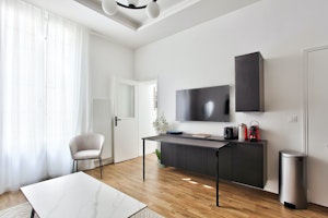 Cosmopolitan Abode image 7