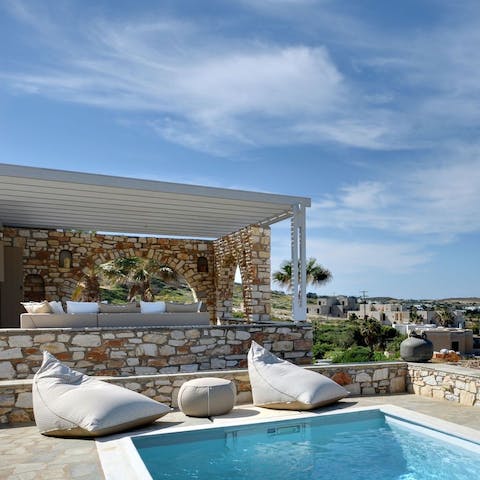 Read your book out on the sunbaked pool side in absolute comfort