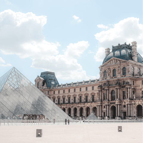 Walk to the world-famous Louvre Museum in just twenty minutes