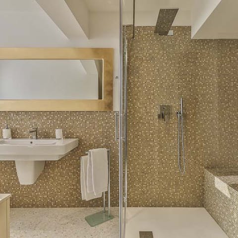 Start mornings with a luxurious soak beneath the bathrooms' rainfall showers