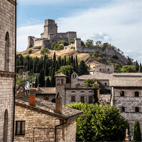 Drive to Perugia in under twenty minutes and stroll the cobbled lanes