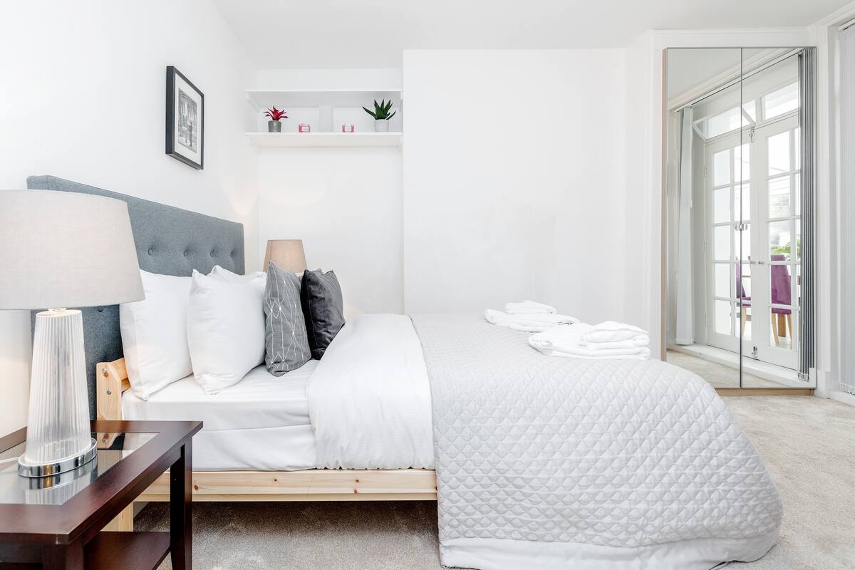 Tea & Crumpets London, England, United Kingdom Venue Report