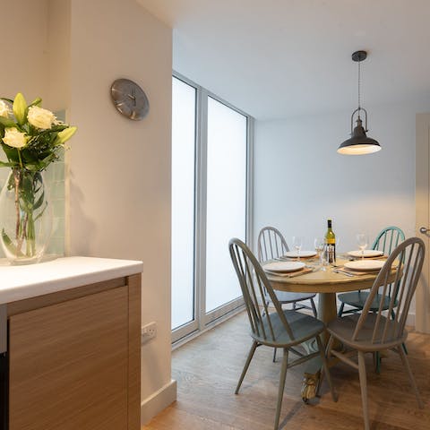 Unwind over coffee in your light-flooded breakfast room