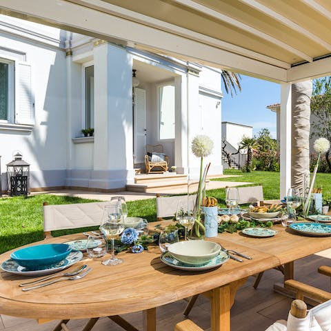 Gather around the outdoor table for an alfresco dinner