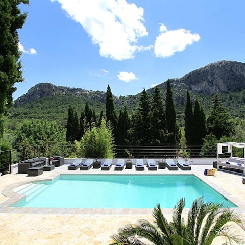 Float in the pool, completely private in the stunning hills