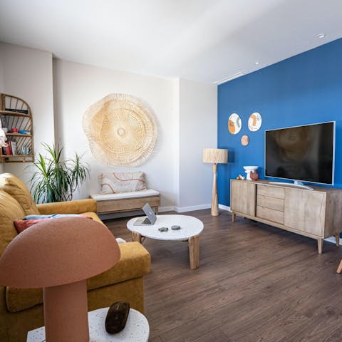 Enjoy the colourful decor of this bright and welcoming apartment