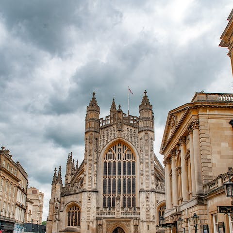 Explore the city's historic sights from this prime location – Bath Abbey is a twelve-minute walk away