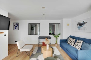 Paris Hideout image 10
