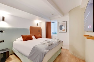 Paris Hideout image 6