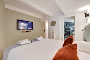Paris Hideout image 4