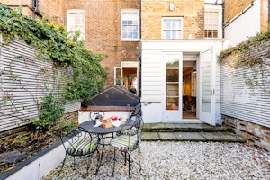 Townhouse Talking image 9