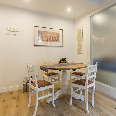 Rustle up a light bite in the kitchen or dine out at the nearby eateries
