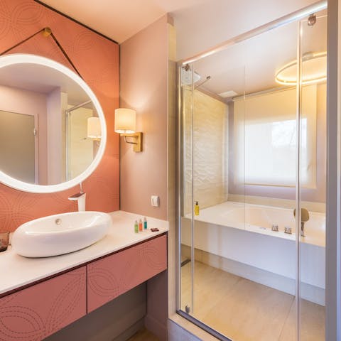 Pamper yourself in the luxurious bathroom 