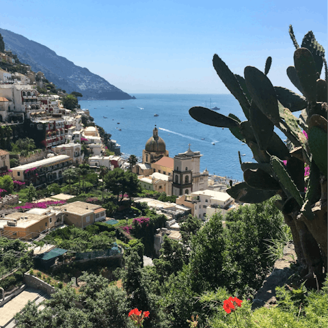 Stay just 700 metres away from the sandy beach of Positano