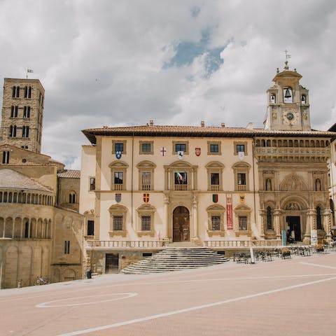 Discover the medieval square of Arezzo, just thirteen minutes by car