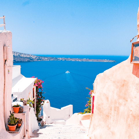 Head down to Ammoudi Bay (ten minutes on foot) for a seafood supper 