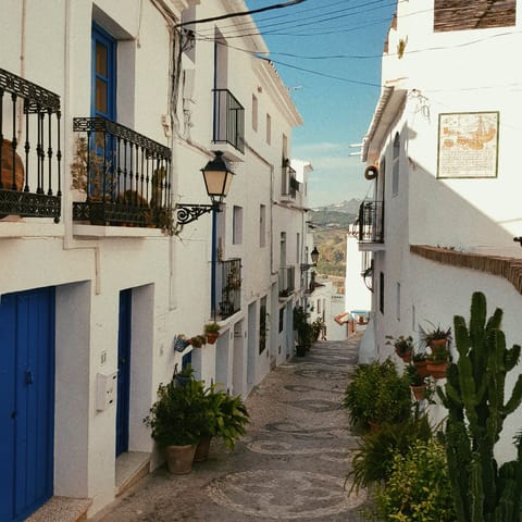 Explore quaint Spanish streets in Benahavís and beyond, and find idyllic restaurants and cafes