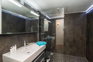 Shoreline Canopy Abode image 10