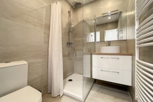 Antibes Chic image 5
