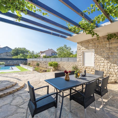 Light the barbecue and dine on the terrace under the shade of the pergola