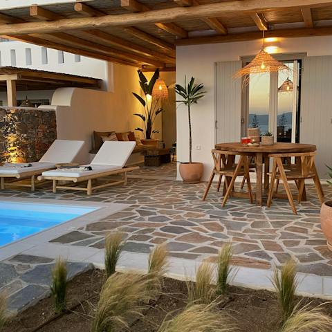 Make the most of your private poolside patio, perfect for dining outdoors