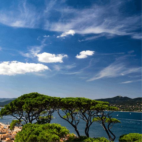 Enjoy the stunning Cote d'Azur with your nearest beach a ten-minute drive away