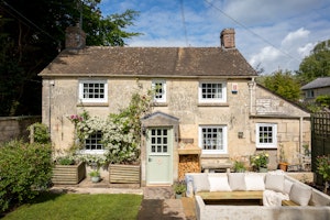 Queen of The Cotswolds image 1