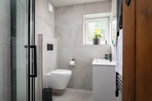 Queen of The Cotswolds image 4