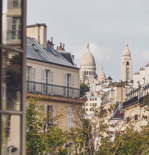 Take in romantic views of the Sacré Coeur from the living room