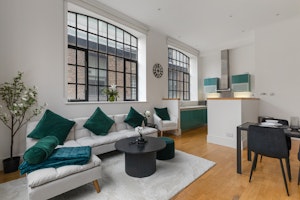 London Joy image 6